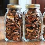 Как хранить дома сушеные грибы?